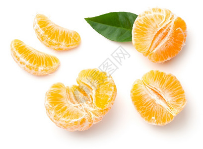 去皮在白色背景上隔离的白橘子或柑树顶视角平坦直立成面柑桔维他命背景