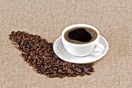 一杯热咖啡和咖啡豆背景图片