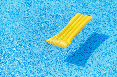 游泳池水上的充气垫图片