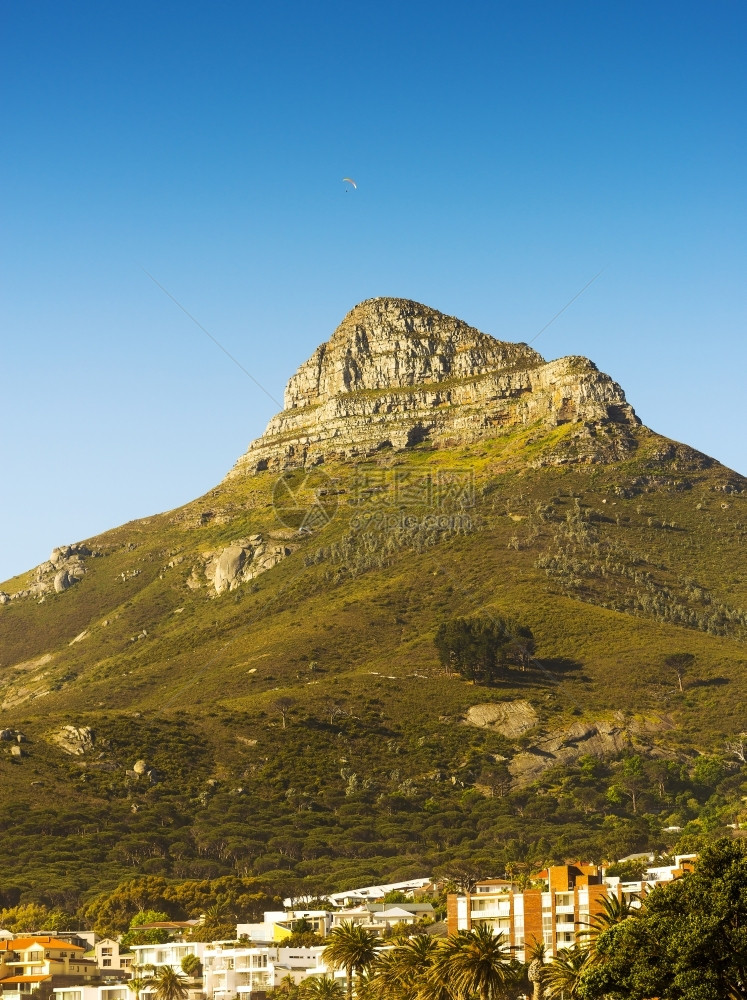 织机绿色南非开普敦上空有信号山标志地的浮云图片