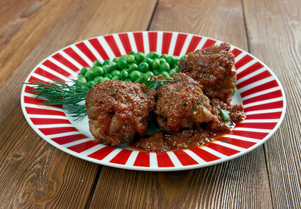 食物英国传统上Faggot英国的传统菜盘由猪肉肝和脂肪腹或培根混合在一起的猪肉心脏肝和脂肪腹肉制成作图片