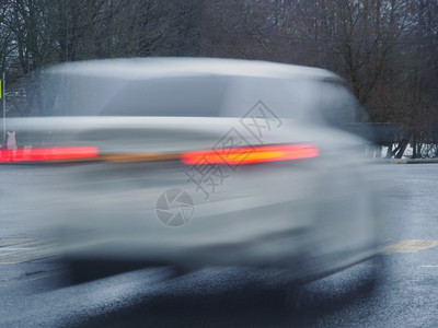 紧急情况高速汽车通过模糊的移动交通射线图片