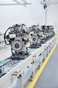 行业一家工厂生产线上新制造的发动机厂内生产线上的发动机器汽车图片