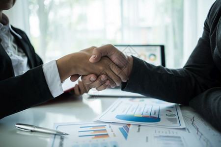 商人握手与他的合伙人达成交易协议公司的一种伙伴图片