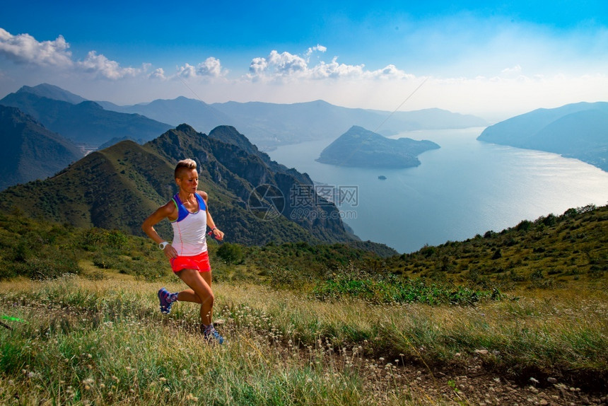 远足女在山上骑着运动员火车跑步风景精彩极了训练和平图片