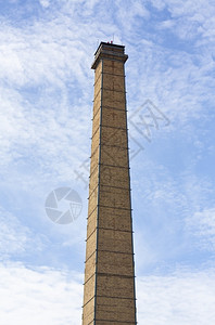 十九世纪的砖制壁炉烟囱对抗蓝天和白云生产色的发泄图片
