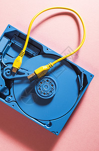 蓝色硬盘和黄USB电缆驾驶恢复技术图片
