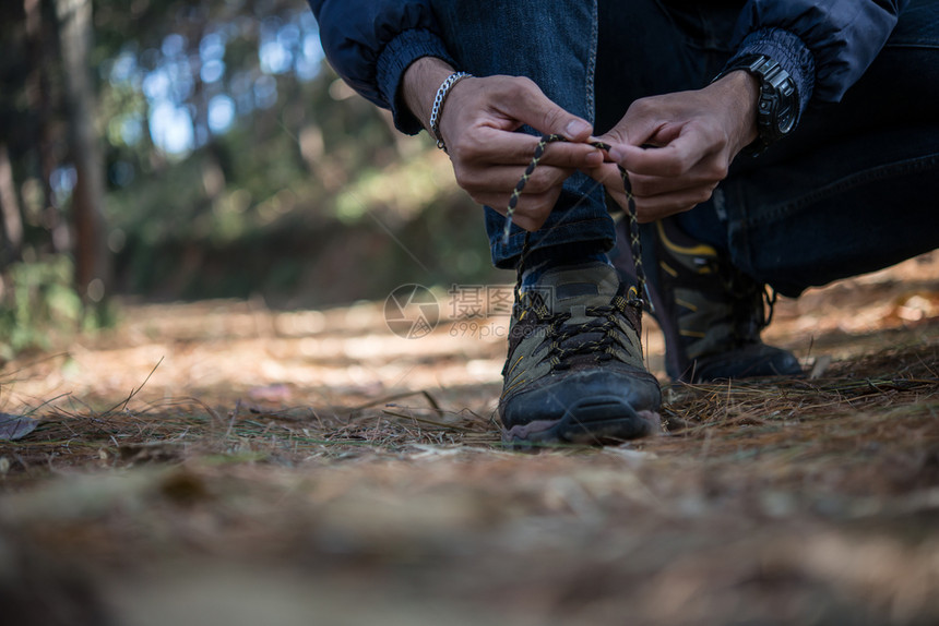 年轻远足者在度假后将鞋带系在上年轻远足者在森林中放假背包时将鞋带系在上领背包旅行自然图片