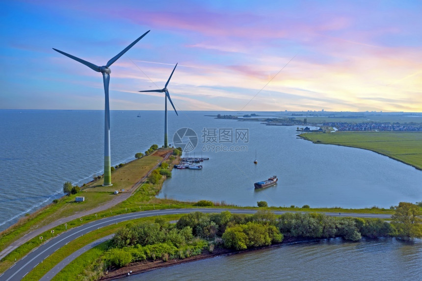 环境的行业荷兰IJsselmeer沿线的风车荷兰语图片