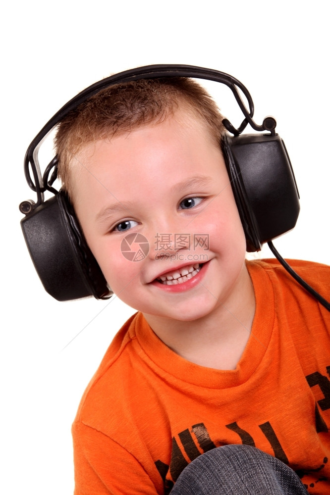脸白色背景的带耳机小男孩肖像黑色的图片