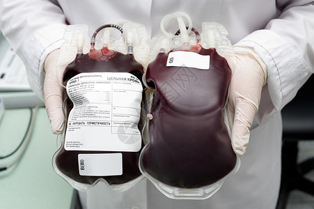 输血血袋护士手中的全血滴液包括新鲜捐赠者血液药物贴纸背景