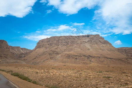 马萨达附近Israel沙漠死海岩石山和伊斯雷尔沙漠云干燥自然图片