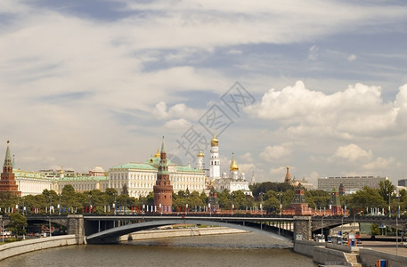 莫斯科河大桥和远处的克里姆林宫图片