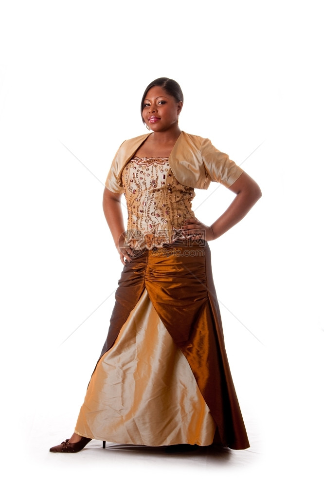 女王宝石裙子身着金色洋装手放在臀部和站立与世隔绝的棕色美籍非洲女图片