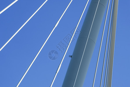 桥梁金属丝倾斜的用于支撑蓝色天空的吊桥支持电缆图片