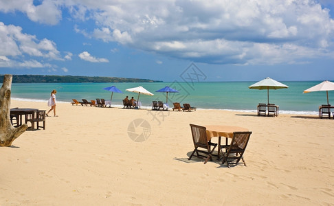餐厅印度尼西亚巴厘岛吉姆兰海滩假期桌子高清图片