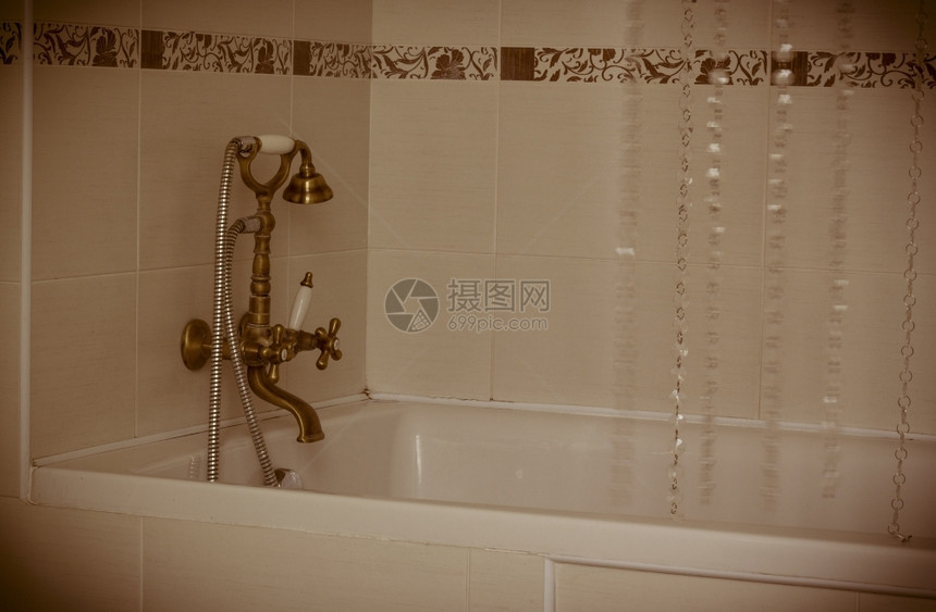 带青铜淋浴的室回溯效应静止的干净水龙头图片