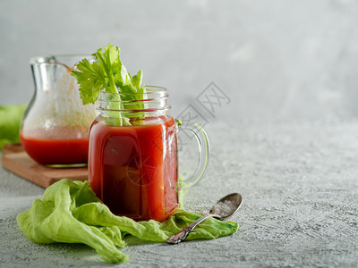 血腥寒冷的番茄汁在泥瓦罐中加菜油和盐喝图片