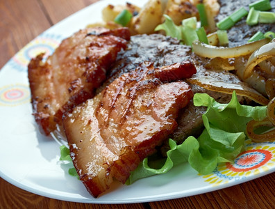 捣碎晚餐肉汁Calf肝脏和培根含有牛角肝和熏肉最爱食品的盘子背景图片