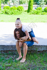 母亲和女儿在夏天玩耍的照片女士孩子白色的图片
