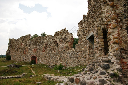 一种爱沙尼亚15世纪城堡的废墟地标弃图片