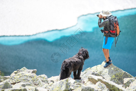 山君不离动物男人在冰冻的湖边风景中自然主义者摄影师和他的狗密不可分活动背景