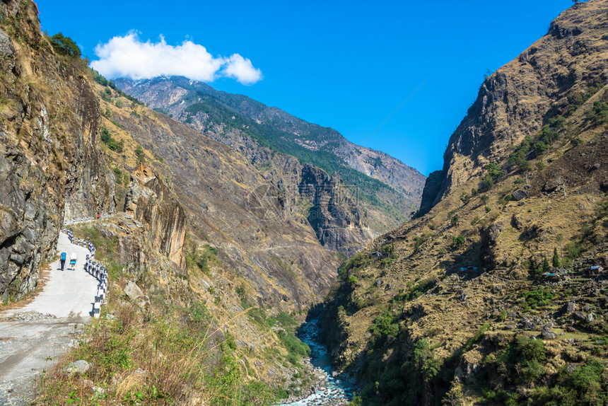 峡谷尼泊尔喜马拉雅山美丽的地景观冒险天图片