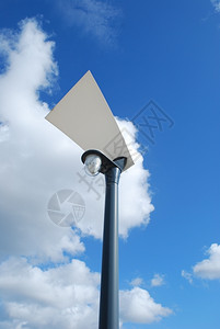 电灯泡蓝色天空背景的现代街道电灯艺术邮政图片