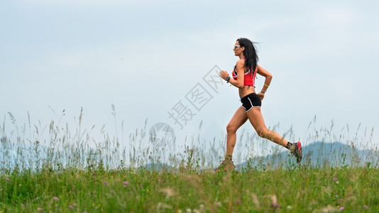 女长跑跑选手图片