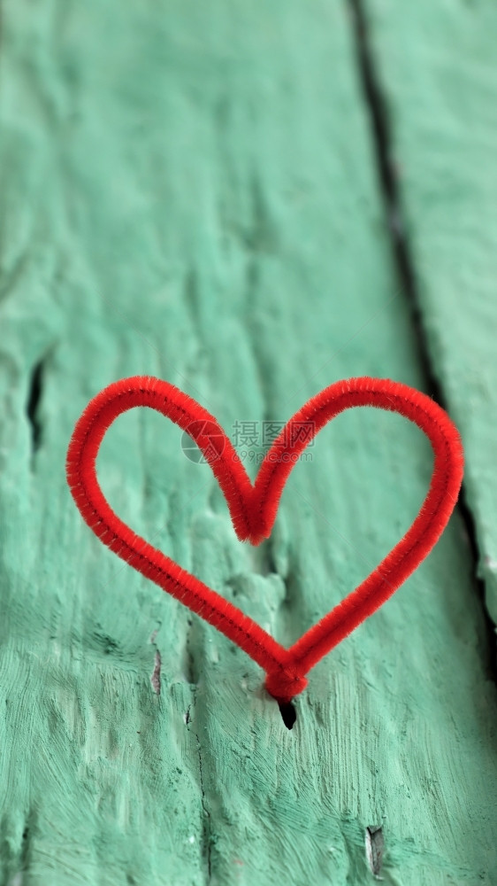 红色的心在绿木上抽象情人背景以古老的颜色心脏形状象征着14岁夫妇的浪漫爱情制作手工的木头图片