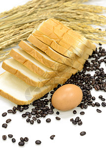 早餐切片面包咖啡豆和鸡蛋图片