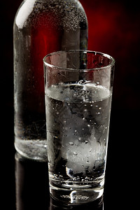 黑色玻璃桌上的水杯和瓶子相照片寒冷的黑色图片