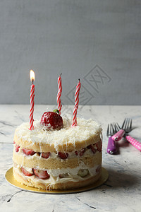 一种生日白色背景的草莓蛋糕绿色图片
