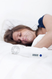 躺在床上的摄氏沙丘上的温度计显示西里士氏396度生病的年轻女人躺在床上发高烧失去焦点在背景中患病的可选择设计图片