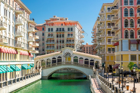 咖色象建造珍珠东卡塔尔多哈区小威尼斯桥像在多哈的Rialto桥象威尼斯里亚尔托一样背景