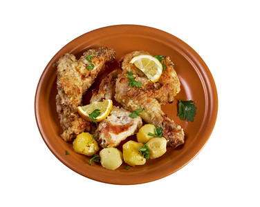 食物柠檬鸡和碎土豆孤立无援的焦土烧烤科托普洛图片