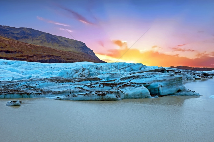 日落时冰岛的Jokulsarlon冰川和湖泊户外火成岩石图片