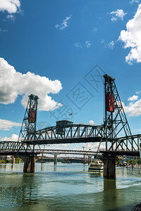状态俄勒冈州波特兰Hawthorne吊桥概览河城市景观高清图片素材