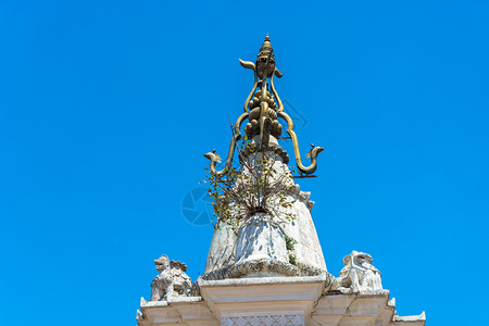 原来的和平尼泊尔蓝天背景的佛教寺庙上方原装饰品尼泊尔地标图片