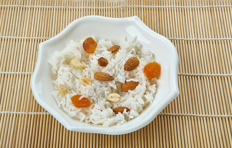 美食味的传统孟加拉PulaoKishmishKajuPulao米饭图片
