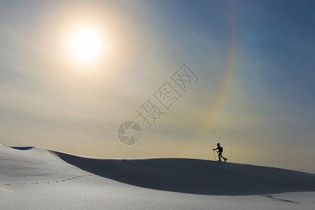 高山滑雪白色的冬天阿尔卑斯山空和彩虹的白纸派设计图片