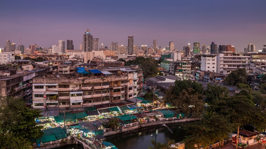 商业城市曼谷和古老场沿运河与夜空中的巡视城市图片