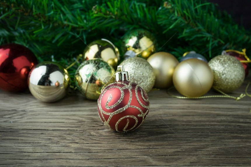 庆典冬天问候用于装饰的旧木背景上圣诞球选择焦点图片