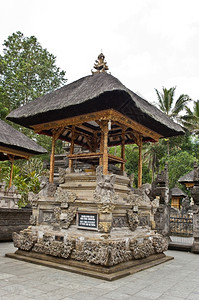 仪式选址印度尼西亚巴厘岛的TirthaEmpul寺神圣图片