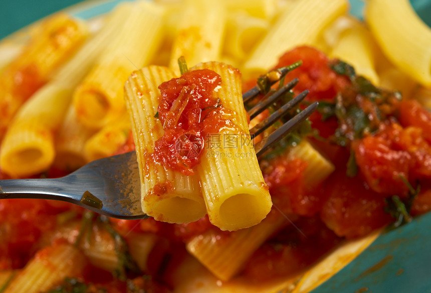 叶子红色的意大利菜面食里加番茄酱大利语图片