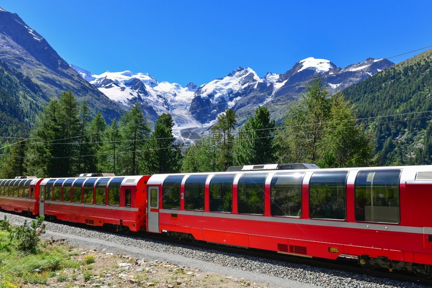 伯尼娜夏天瑞士山火车BerninaExpress穿越阿尔卑斯山夏季背景中冰川横跨阿尔卑斯山追踪图片