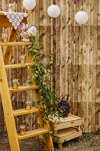 木头乡村内部的制楼梯带和绿叶上蜡烛侧的后方空间图片
