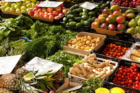 马贝拉生产天供当地农民市场销售的新鲜水果和蔬菜及新鲜水果图片