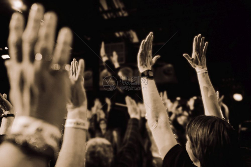 迪斯科Eindhovennetherlands26janjan2019人们举起手来玩乐在音会上舞台听音乐这是每年一次的音乐会不同图片