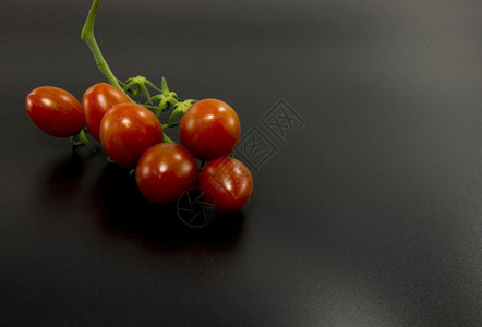 黑色背景的红樱桃番茄新鲜食物颜色图片